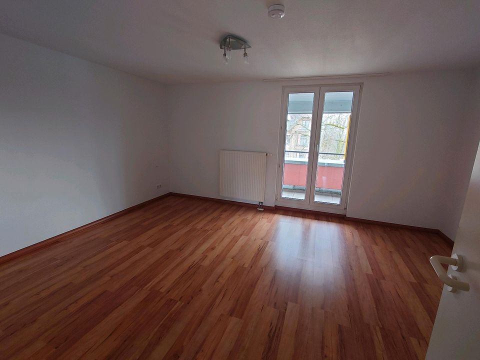 2 -  Zimmer - 70m² mit allem Komfort und großen Balkon ins Grüne in Chemnitz