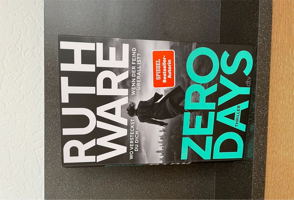 ZERO DAYS-Ruth Ware Thriller Buch wie NEU❗️ in Siegen