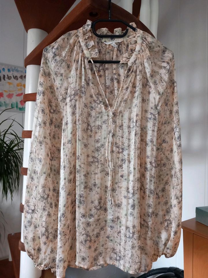 H&m bluse gr M Blümchenmuster NEU in Barntrup