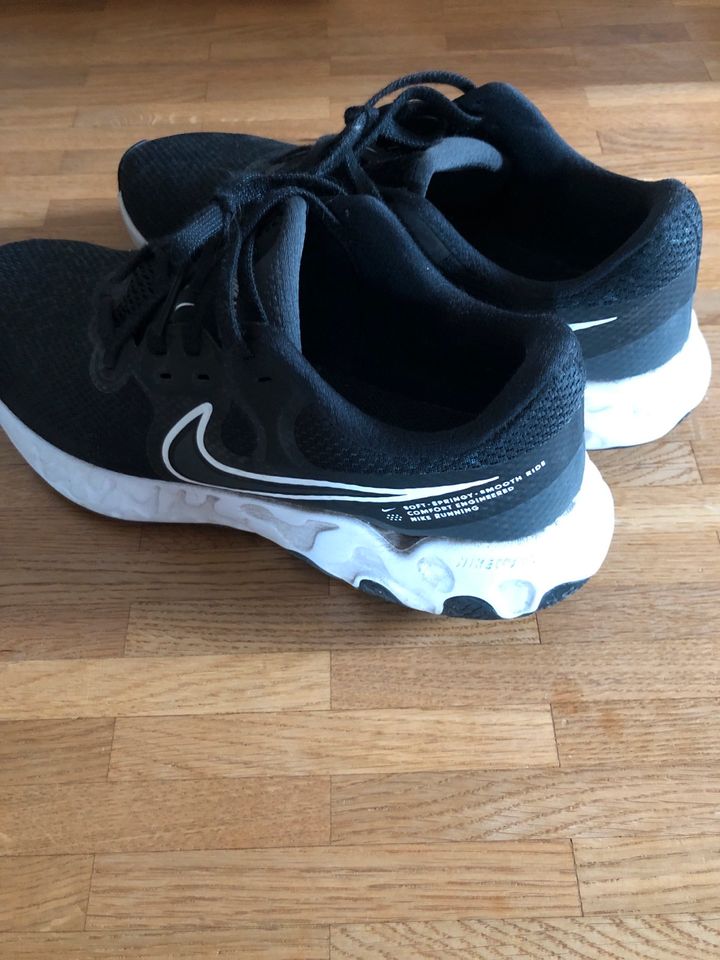 Nike Renew 41/42 sneaker Schuh Sport Running in Berlin