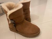 UGG Damen Lilou Stiefel mit Swarovski Perlendetail Berlin - Steglitz Vorschau
