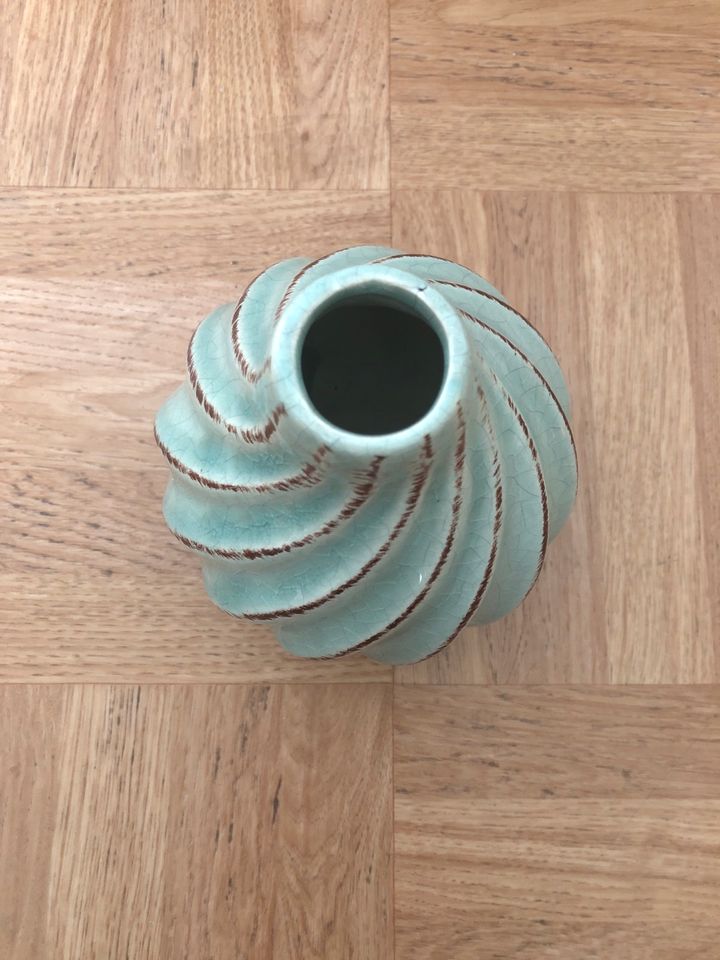 Kleine türkisfarbene Vase in Fellbach