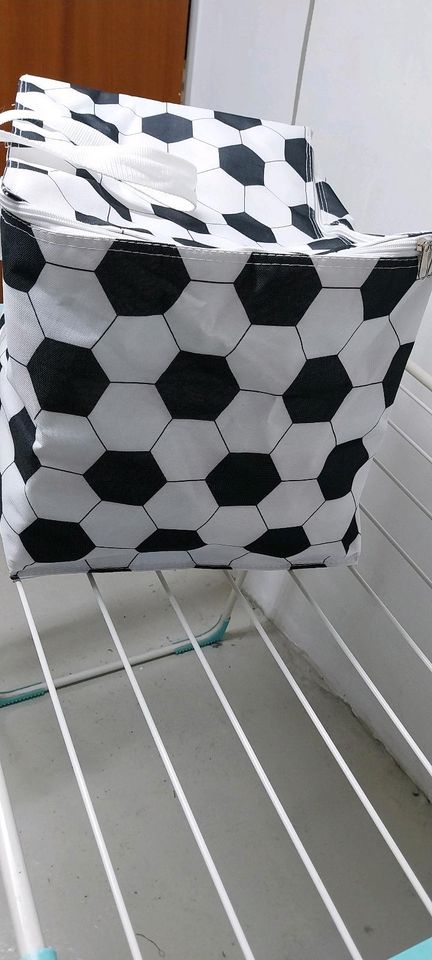 Kühltasche zur EM Fussball Optik in Königswinter