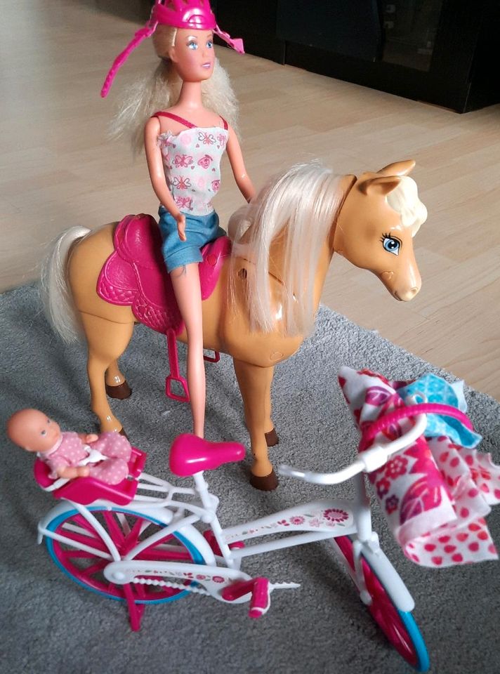 Barbie mit Pferd und Fahrrad in Hamburg