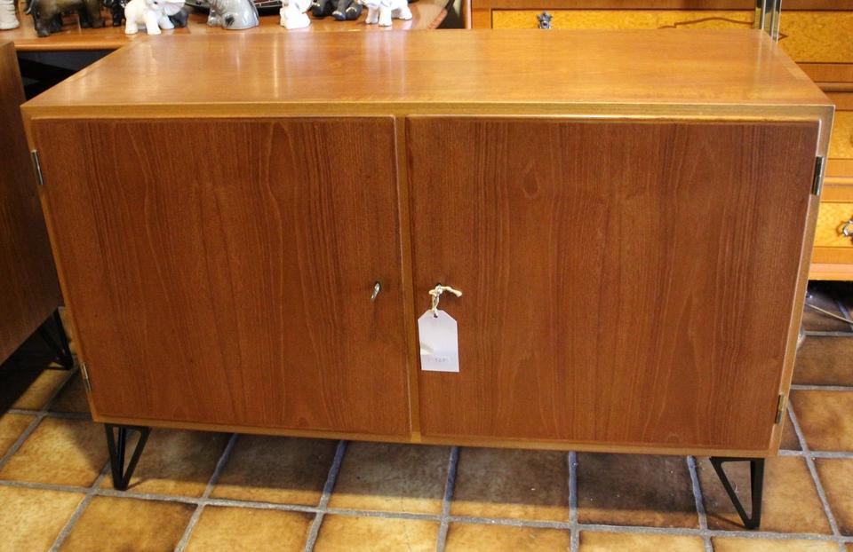 Mid Century Kommode aus Teak mit innenliegenden Schubkästen in Oeversee
