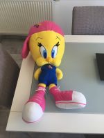 Tweety mit Mütze, Latzhose und Sneakern Plüsch ca 25cm blau/pink Bayern - Massing Vorschau