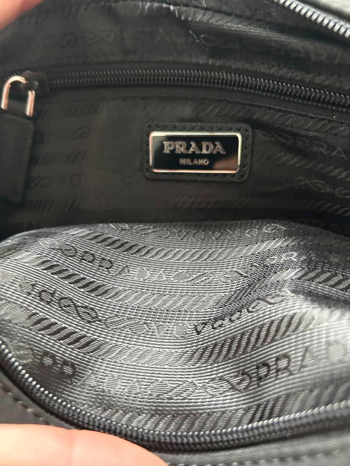 Prada Bauchtasche aus Re-Nylon und Saffiano-Leder in Witten