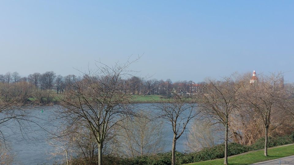 Unverbauter Blick auf das Wasser & die Natur mit 2 Balkonen! in Dresden