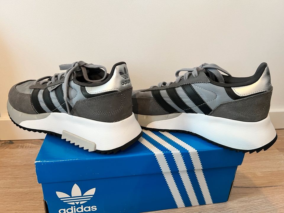 Adidas Retrophy F2 40 2/3 40.5 Sneaker schwarz grau neuwertig in Coburg