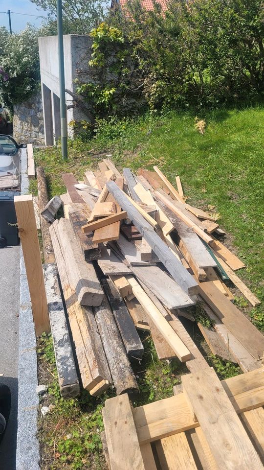 Bauholz Brennholz Balken Holz Feuerschale zu verschenken in Schliersee