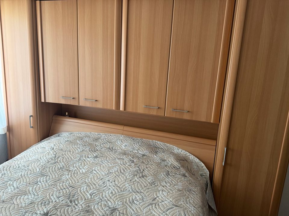 Bett mit Schrank Schlafzimmer in Duisburg