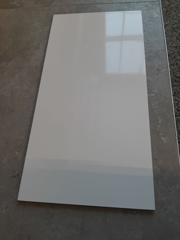 Wandfliese 30x60cm weiß glänzend RT in Spessart