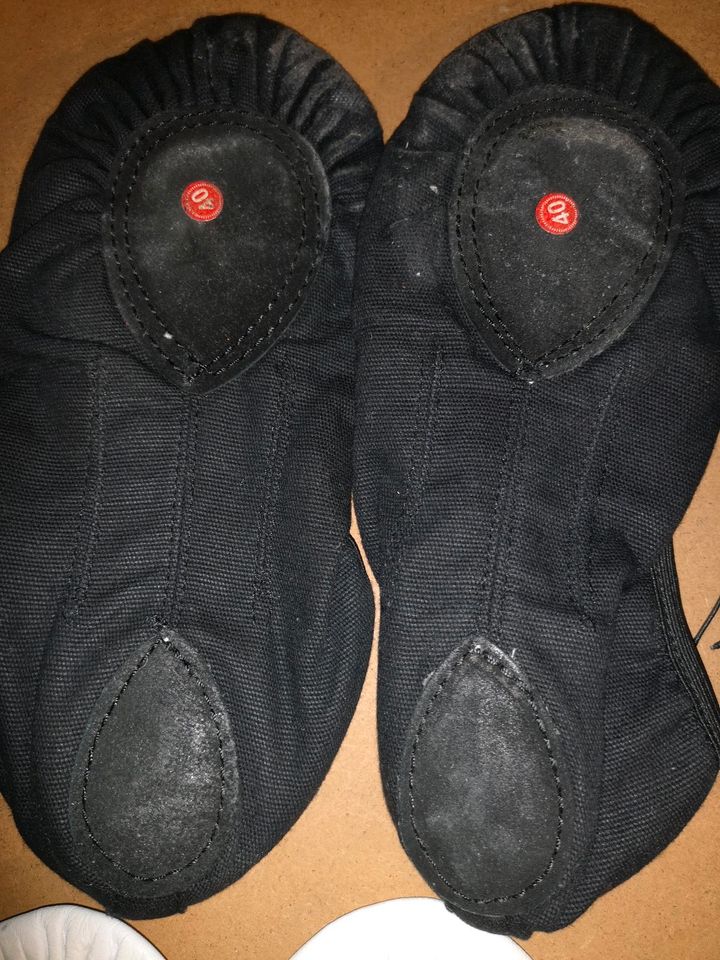 Ballettsachen Strumpfhosen schwarz weiß Schuhe 37 38 40 in Weitramsdorf