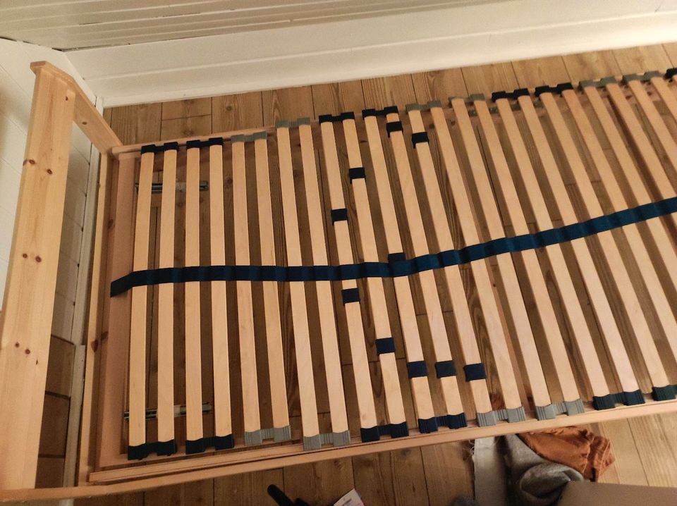 Ikea Bett 90 x 200 cm Holz Kiefer in Gladbeck