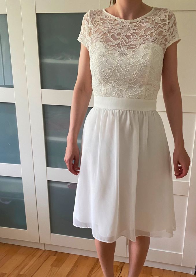 Kurzes Brautkleid mit wunderschöner Spitze in Köln