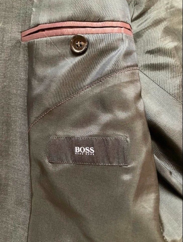 Hugo Boss Anzug 48/50 Black Label mit feinen Nadelstreifen in Hatzenbühl