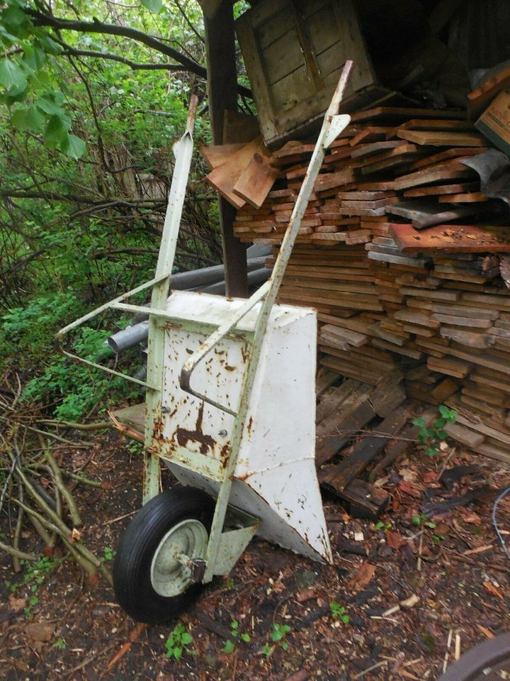 26x Gartenwerkzeug u.a. Werkzeug, dazu Schubkarre, alles für €60 in Berlin