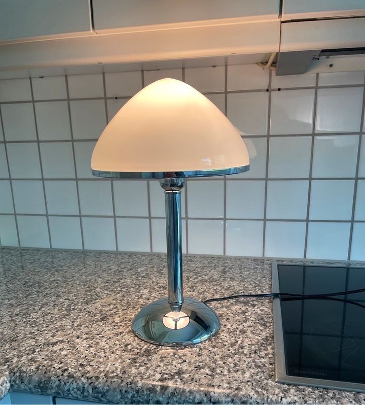 Tischlampe weißes Glas Fuß Chrome WIE NEU Max. 60 Watt in Bochum