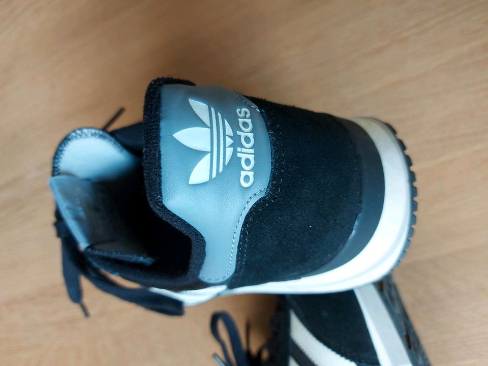 Adidas Turnschuhe Sneaker Swift Run schwarz weiß grau in Frankenberg (Eder)