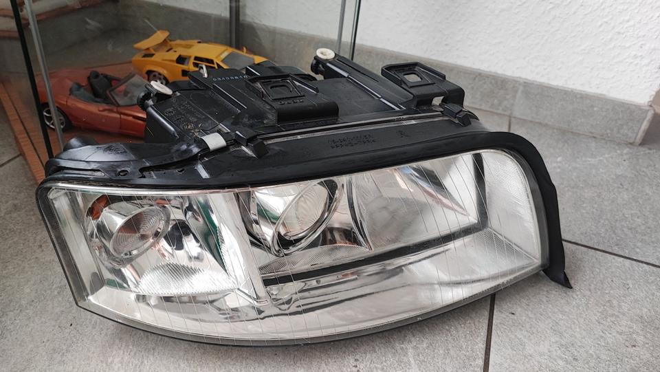 Audi A6 B4 Facelift Xenon Scheinwerfer rechts guter Zustand in Strausberg