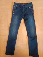 Jeans mit Stickerei Gr. 122 Schleswig-Holstein - Schashagen Vorschau