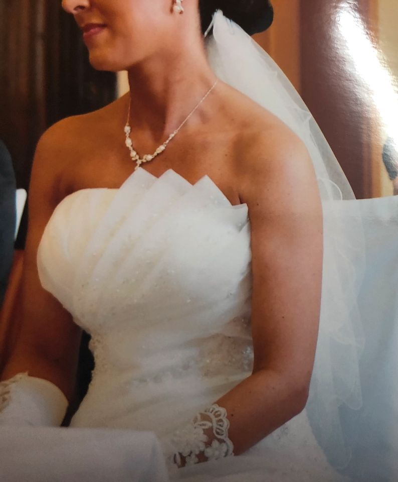 Hochzeitskleid Brautkleid mit Handschuhe und Diadem in Oberhausen