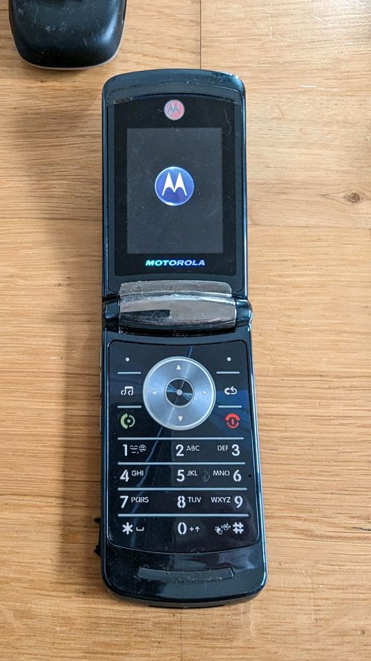 Motorola Razr V8 Handy, mit Ladegerät in Köln