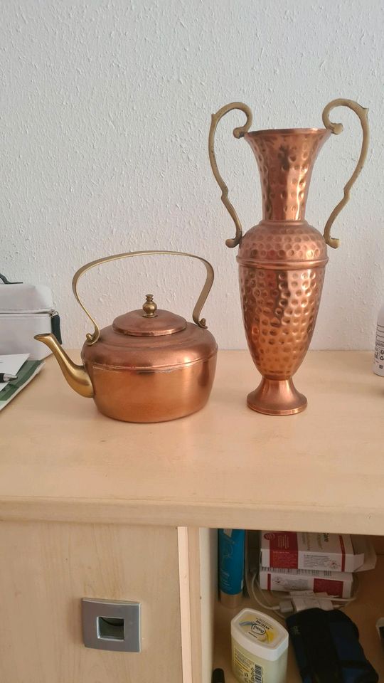 Teekanne und Vase aus Kupfer in Karlsruhe