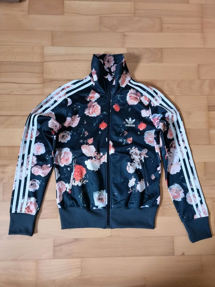 Adidas Jacke schwarz mit Rosen Gr. 36 Neu in Bucha