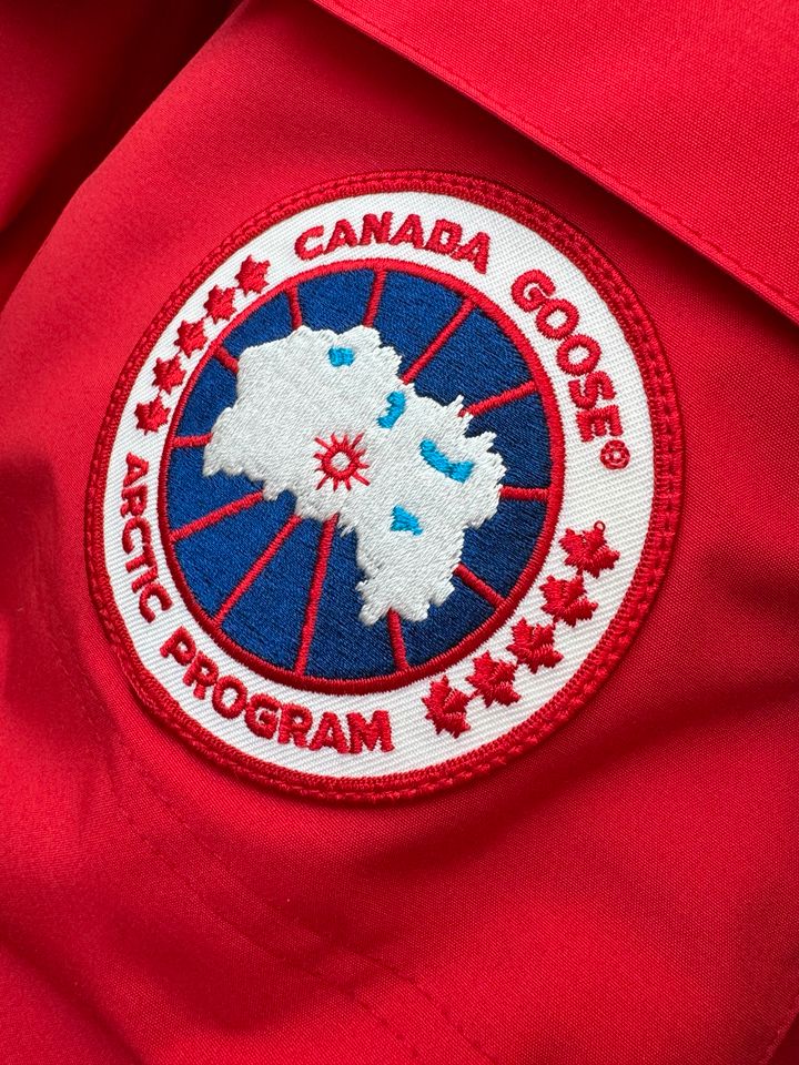 Canada Goose Expedition Parka Rot NEU in Berlin