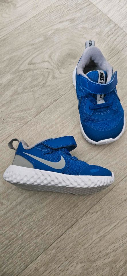 Nike Schuhe Größe 22 in Wanzleben