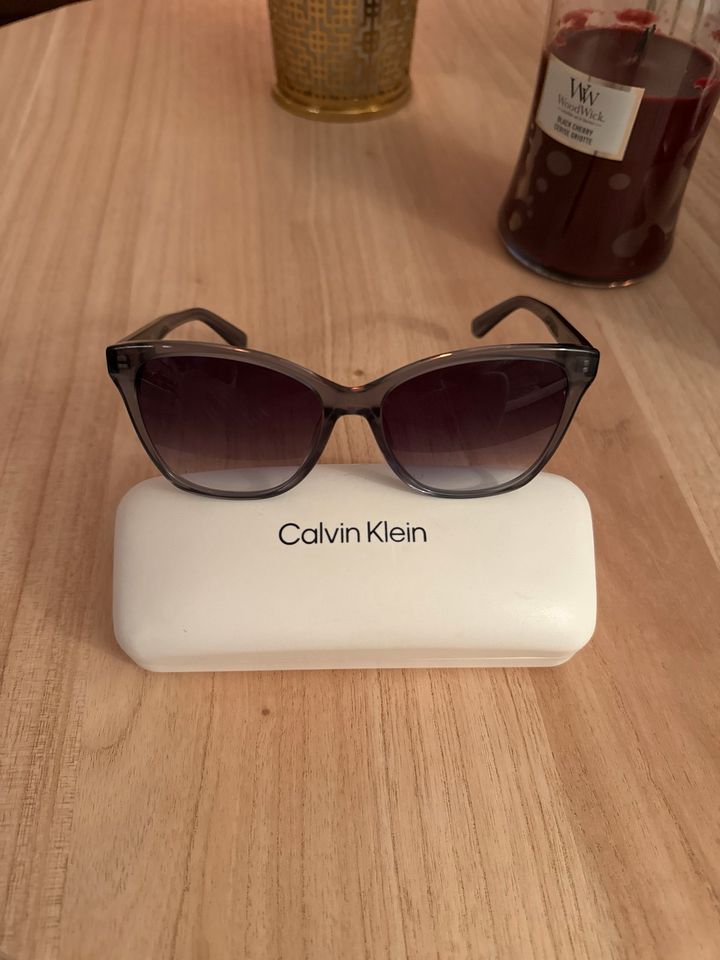 Calvin Klein Sonnenbrille Unisex Nagelneu inkl Etui Original in Norderstedt