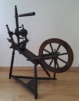 altes Spinnrad aus dunklem Holz Hessen - Kassel Vorschau