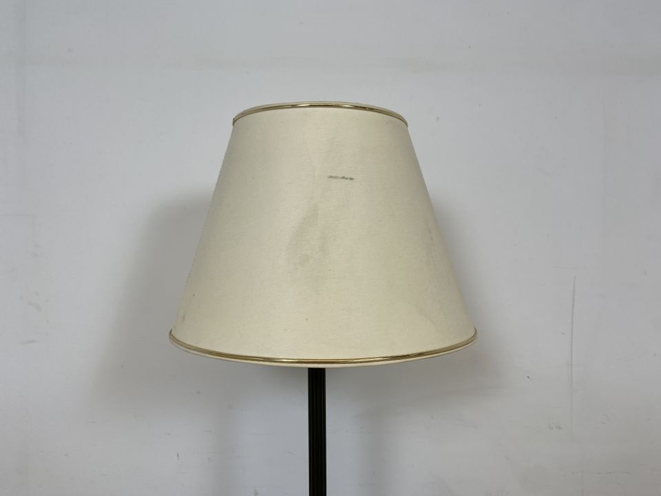 WMK Stilvolle 70er Jahre Stehlampe mit edlem schwarzem Lampenfuß mit Messing Akzenten und etwas fleckigem Originalschirm # Stehleuchte Leselampe Lampe Lampenschirm Leuchte Wohnzimmerlampe Vintage in Berlin