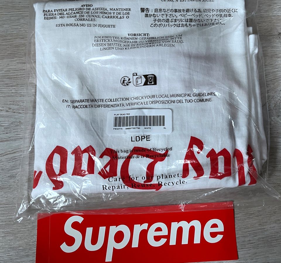 Supreme Play Dead T Bogo in XL in Überherrn