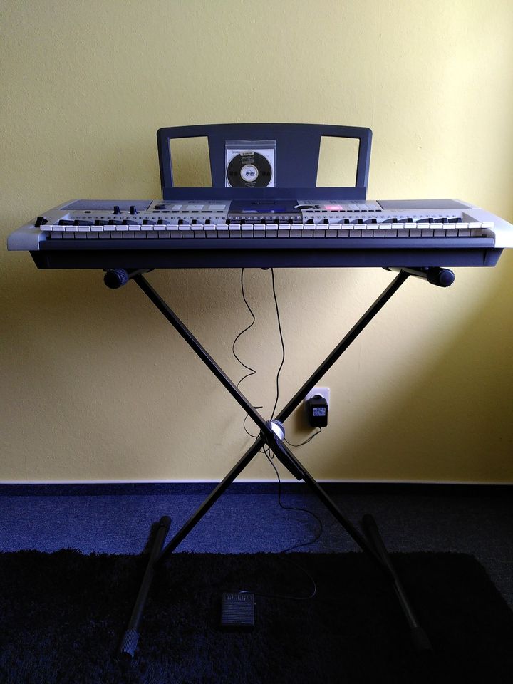 Gut erhaltenes Yamaha PSR E403 Keyboard mit umfassendem Zubehör in Taunusstein