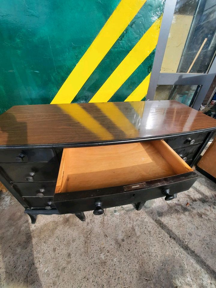 Retro Schreibtisch Tisch Schwarz Kommode Alt Massiv Holz Vintage in Groß-Gerau