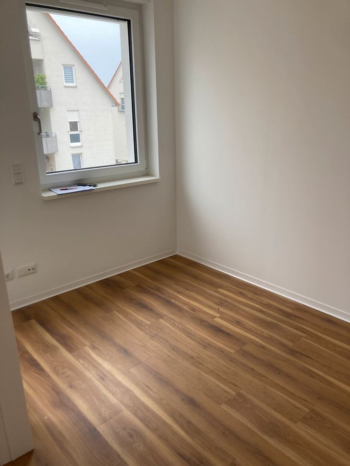 schicke 1 ZKB Wohnung mit großem Balkon, Desingfussboden, Fußbodenheizung- Senioren willkommen! in Kesselsdorf