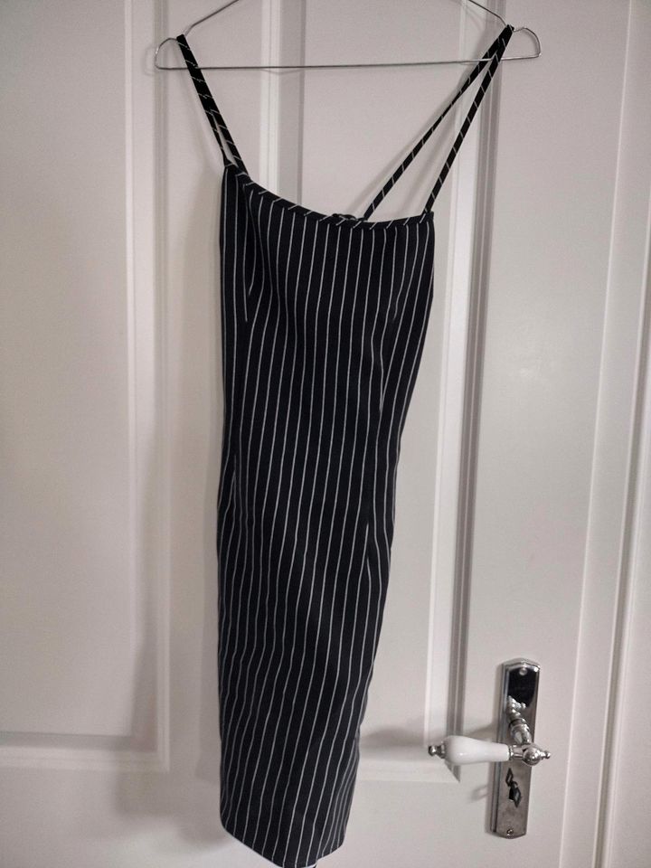 H&M Kleid Gr. 38 schwarz Nadelstreifen NEU in Dassow