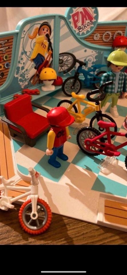 Playmobil 9402 Bike & Skate Shop mit viel Zubehör in Großheubach