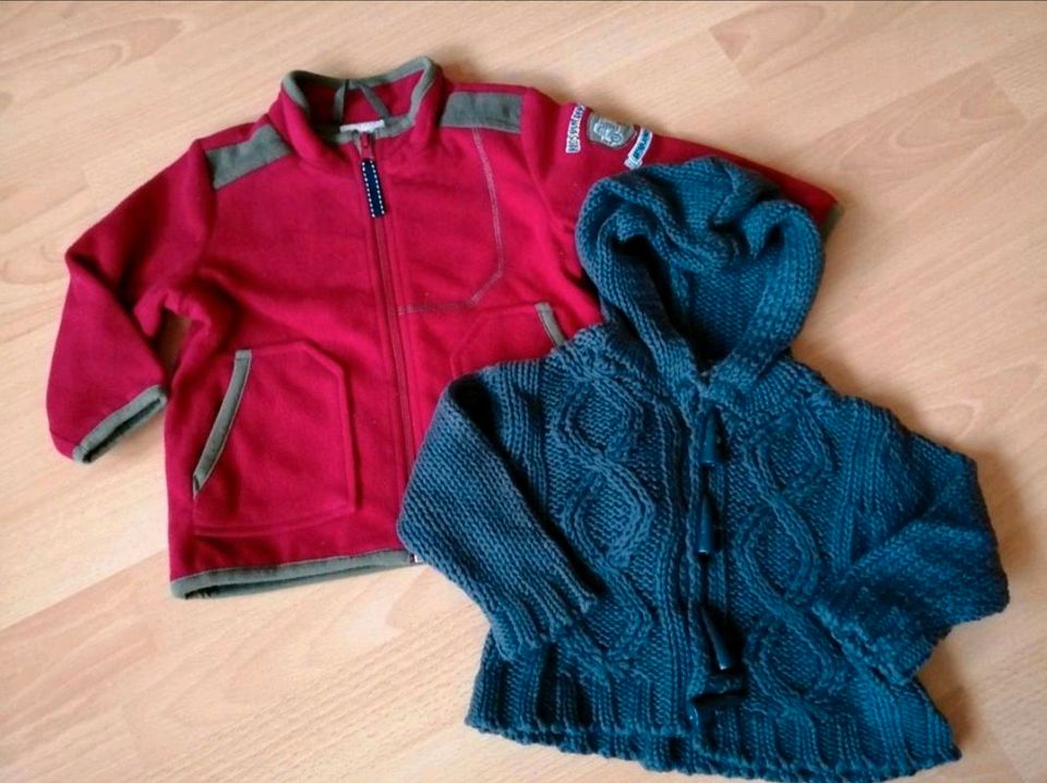 Kleiderpaket Jungs Strickjacke Fleecejacke Pullis 74/80 in Holzminden