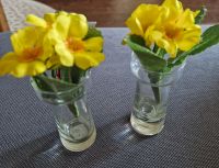 Zwei kleine Tisch-Vasen mit unechten Blumen, wie abgebildet Schleswig-Holstein - Wahlstedt Vorschau