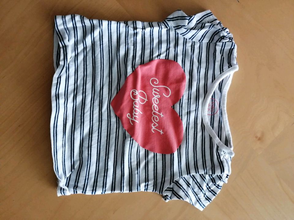 Gr. 74 80 je 1€ baby Mädchen Kleidung shirt jumpsuit body Mütze in Hamburg