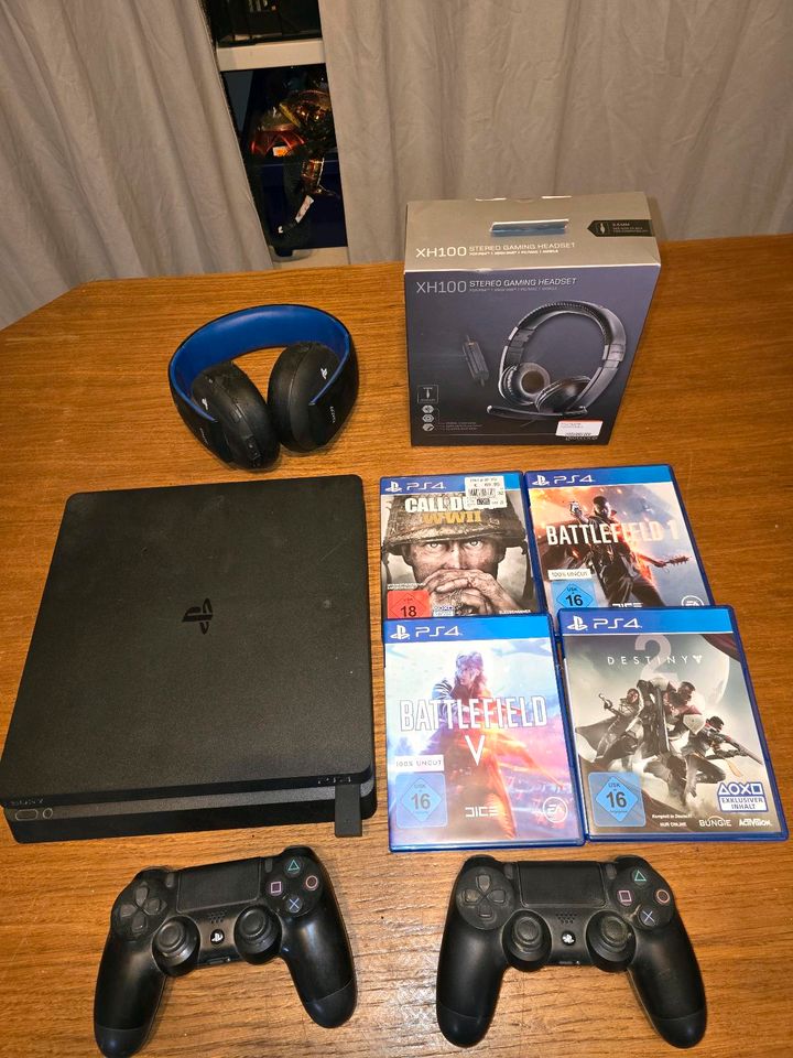 Playstation 4 , 2 Controller, Games, Headsets in Gangelt