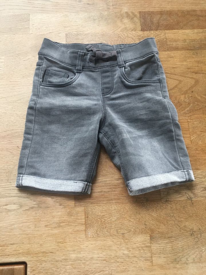 Kurze Jeans in grau Größe 110 in Illmensee