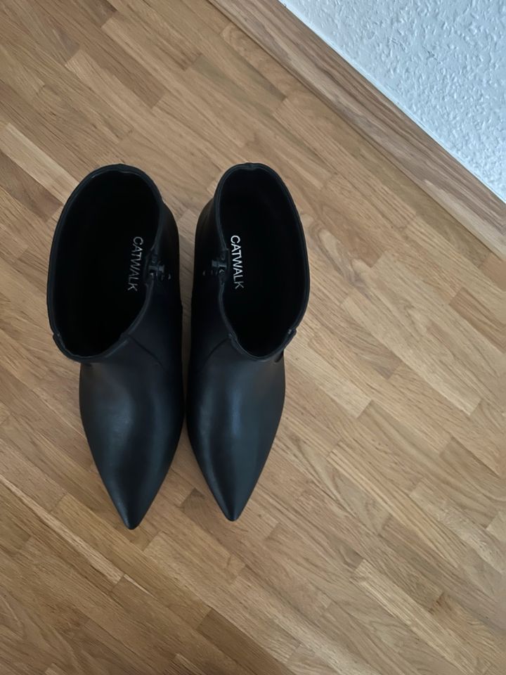 Neue Stiefeletten in Gr.38 Catwalk mit Reißveerschluß! in Düsseldorf