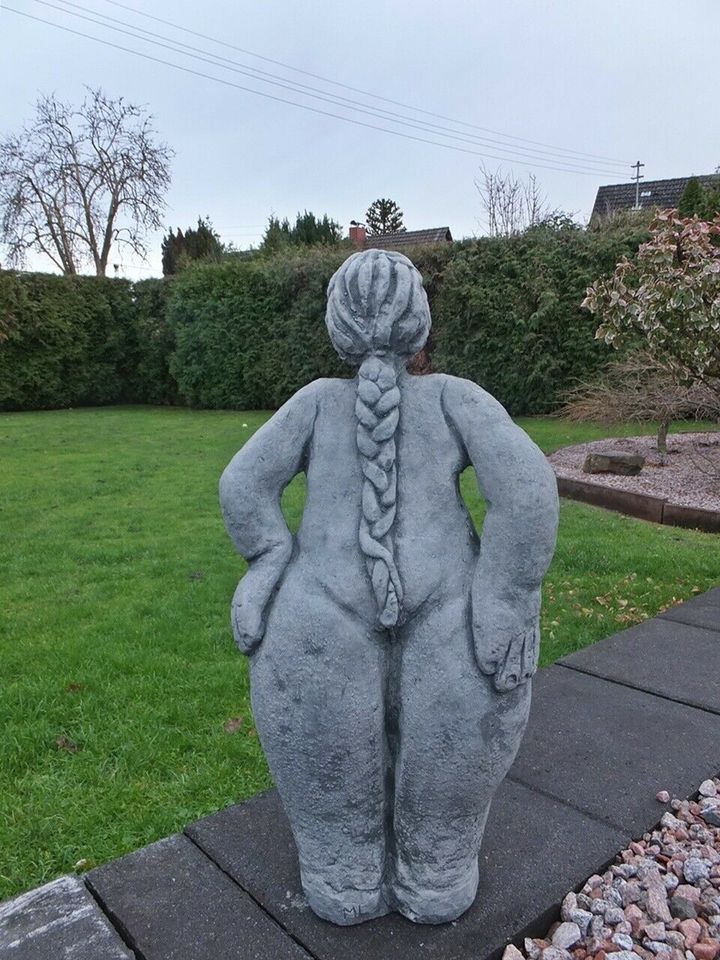 Dicke Dame Steinfigur Gartendekoration in Korschenbroich