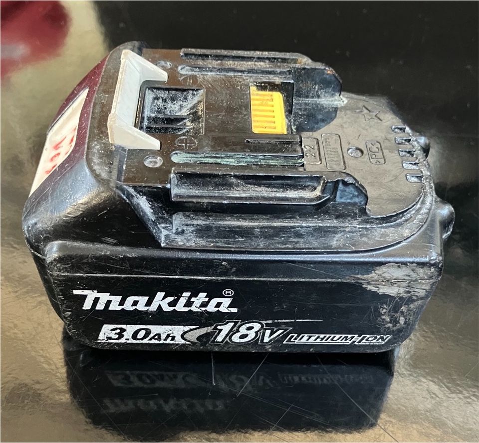 Makita Akku 3.0 defekt mit Anzeige Bastlergerät 18 Volt Lithium in Ladenburg
