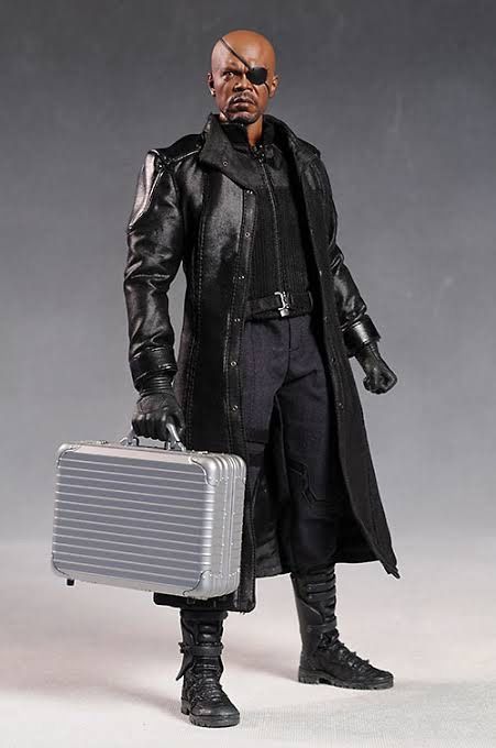 Hot Toys 1/6-AVENGERS: NICK FURY inkl Tesserakt-Koffer New&Sealed in Hüfingen