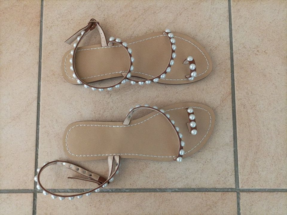 Sandalette mit Perlen Zehentrenner braun Gr. 38 ** NEU in Nidderau